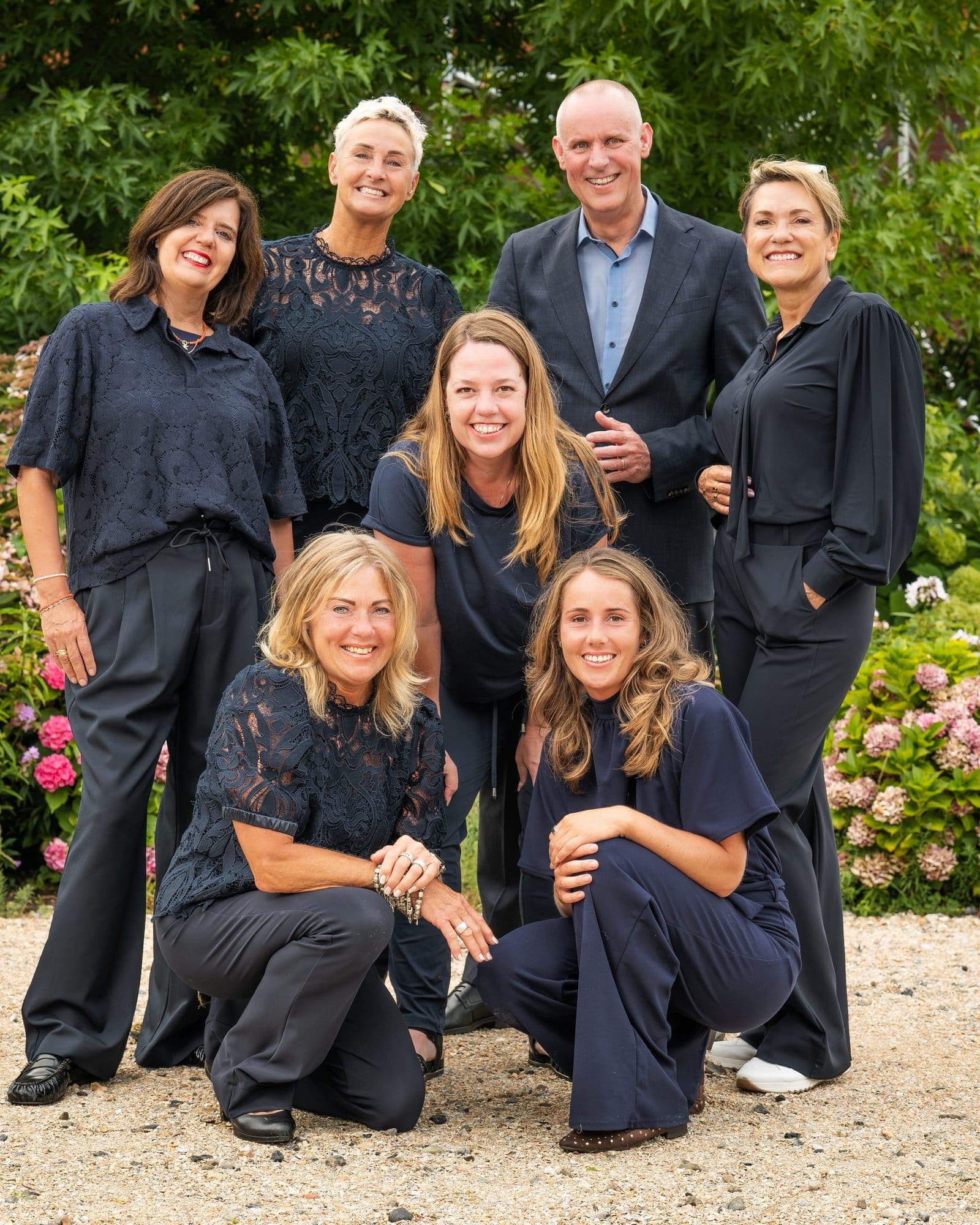 Het team van Bakker en van der Blom in de tuin