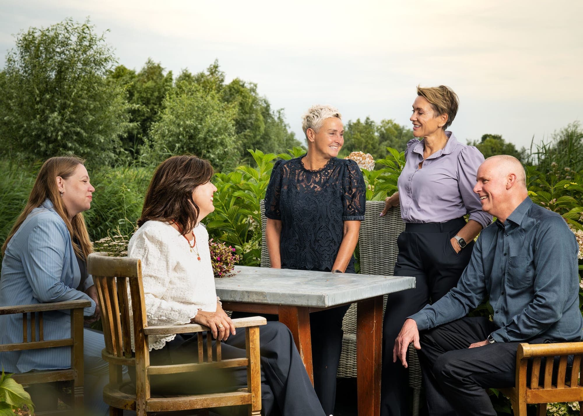 Het team in gesprek in de tuin